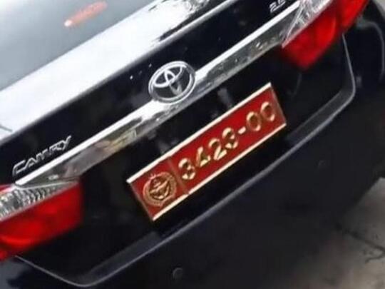 Viral Wanita Pamerkan Mobil Suami Pelat Dinas TNI, TNI: Pelat Bodong