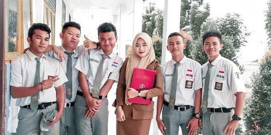 Masih Sekolah Suka Sama Guru Yang Ngajar!! Hayo, Pernah Ngalamin Gak?