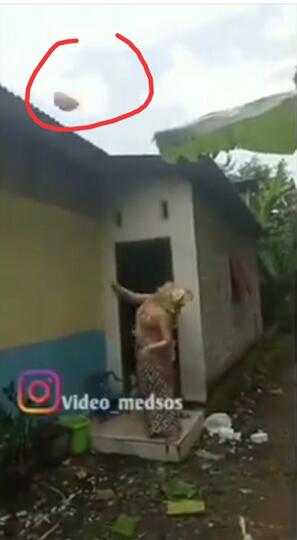 Mitos atau Fakta? Melempar Celana Dalam Bekas ke Atap Bisa Menghentikan Hujan