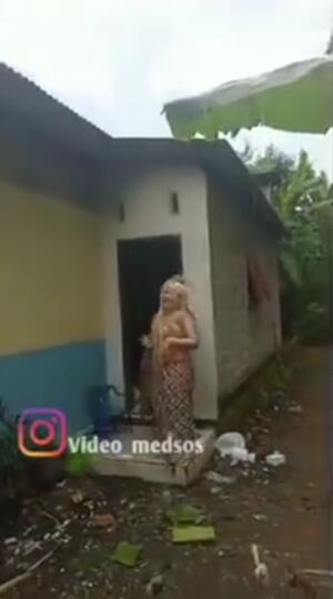 Mitos atau Fakta? Melempar Celana Dalam Bekas ke Atap Bisa Menghentikan Hujan