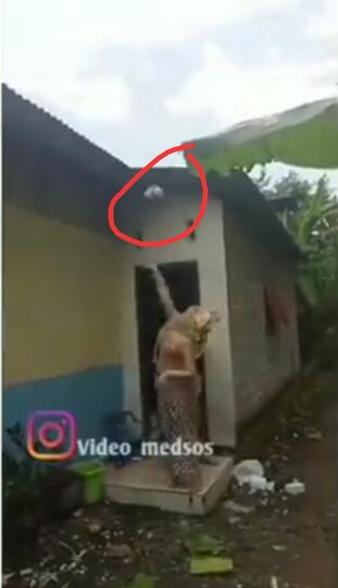 Mitos atau Fakta? Melempar Celana Dalam Bekas ke Atap Bisa Menghentikan Hujan