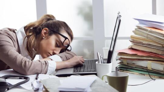 Kenapa Kita Suka Rebahan Seharian? 5 Penyebab Malas Ini Mungkin Penyebabnya