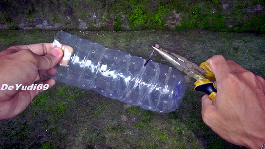 Cara Mudah Membuat Bubu Belut dari Botol Plastik Bekas