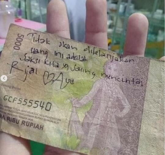 Pernah Nulis Pesan Cinta di Uang Kertas? Fix Kalian Bucin Tingkat Dewa!