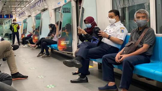 Gubernur Anies Berangkat Kerja Naik MRT, Netizen: Keren, Ini Namanya Pejabat Merakyat