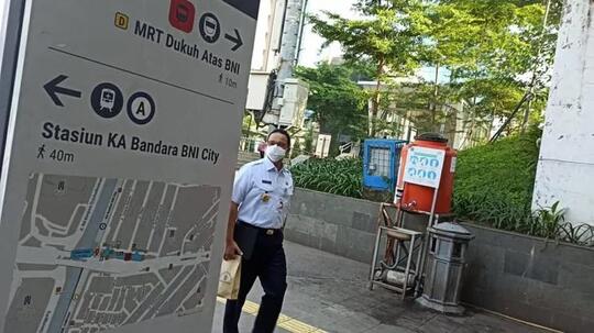 Gubernur Anies Berangkat Kerja Naik MRT, Netizen: Keren, Ini Namanya Pejabat Merakyat
