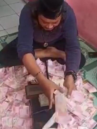 Aksi Ustaz Gondrong di Bekasi Gandakan Uang hingga Viral di Medsos
