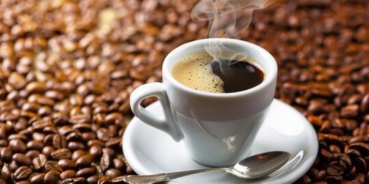 Pecinta Kopi Pilih Mana? Warkop atau Coffee Shop?