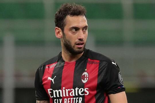 Hakan Calhanoglu Siap Perpanjang Kontrak dengan Milan, Donnarumma Masih Tanda Tanya