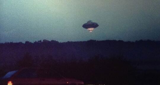 Heboh Munculnya Pesawat 'UFO' Di London Bikin Warga Panik Tapi Kesel !