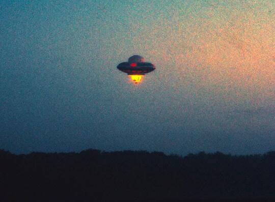 Heboh Munculnya Pesawat 'UFO' Di London Bikin Warga Panik Tapi Kesel !