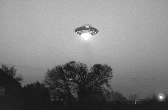 Heboh Munculnya Pesawat 'UFO' Di London Bikin Warga Panik Tapi Kesel !