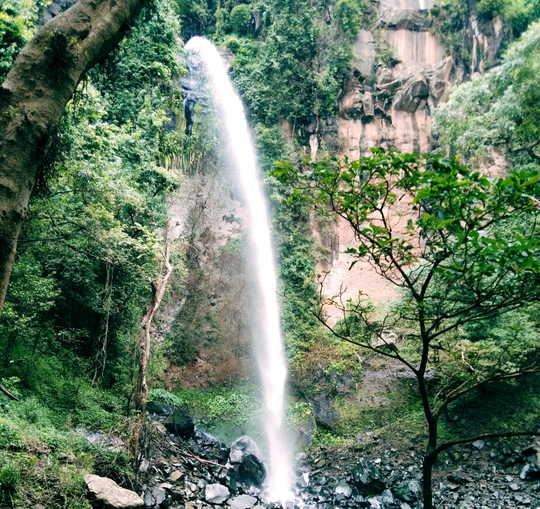 Bikin Candu, Begini Keren dan Indahnya Air Terjun Riamau NTB, Yuk, Travelling!