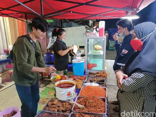 Wajahnya Mirip Lee Min Ho, Penjual Nasi Kuning di Samarinda Ini Viral