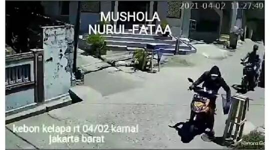 Apes, Niat Curi Uang Amal di Pinggiran Jalan, Pemuda ini Dikepung Pengendara Lain!