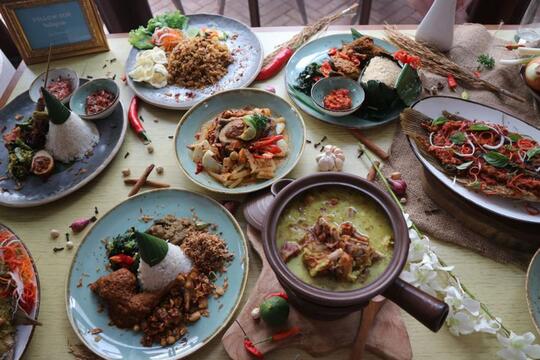 Hati-hati Memesan Nasi Bungkus, Wanita Ini Temukan Banyak Belatung di Makanannya!