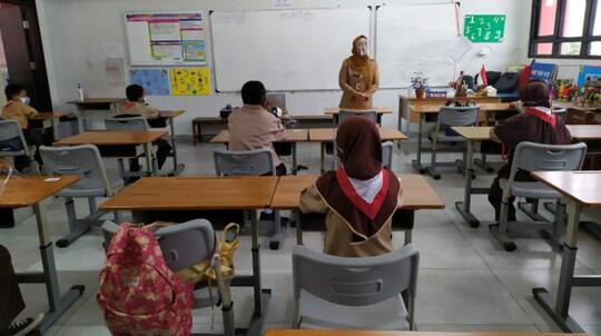 Jutaan Warga Belum Divaksin, DPR Sebut Tindakan Anies Buka Sekolah Berisiko
