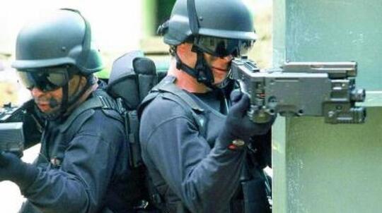 CornerShot - Senjata yang Diandalkan Untuk Pertempuran Jarak Dekat
