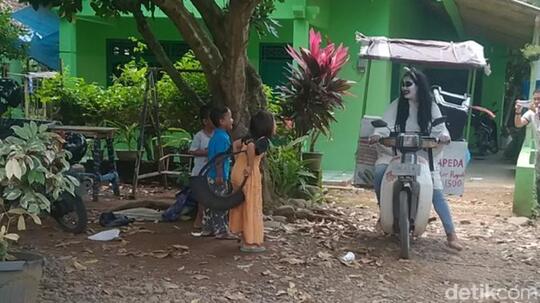 Ada Kuntilanak Jualan Papeda, Mau Beli?
