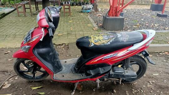 Apes! Usai Embat Motor, Maling di Pasuruan Beli Minum di Warung Milik Korban