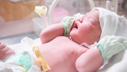 Bayi Ini Tampak Ikut Berdoa Setelah Dilahirkan, Netizens : Anak Saleh