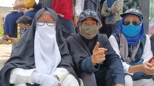 Emak-Emak Pendukung Habib Rizieq Shihab Rela Wakafkan Nyawanya