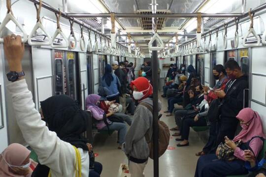 Nah Ini, Penumpang Commuter Line Boleh Makan dan Minum