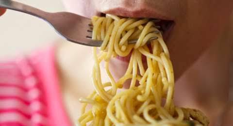 Makan Mie dan Coklat Secara Bersamaan Bisa Bikin Meninggal, Kalian Percaya?