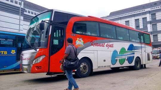 Kramat Djati, Bus Putih Nan Legendaris Pelari Lintas Sumatera Jawa Bali