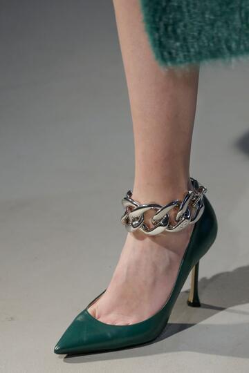 7 Model Sepatu & Sandal yang Trend di Tahun 2021, SIAP-SIAP NGIKUTIN TREND!!!