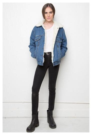 7 Model Jaket Denim untuk OOTD yang Chic. LEBIH STYLISH SAAT HANGOUT!
