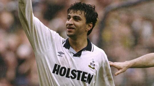 Cerita Menarik dari Nayim Pesepak Bola Muslim Pertama di Liga Inggris
