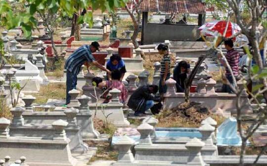Sambut Ramadhan Dengan Mengunjungi Makam Leluhur, Tradisi Nyadran Ini Wajib Dilakukan