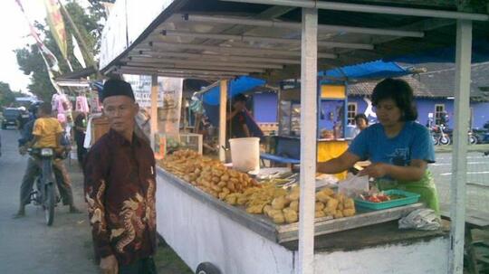 Tukang Gorengan Bisa Lebih Kaya Dari Karyawan Level Buruh , Benar Atau Hoax?
