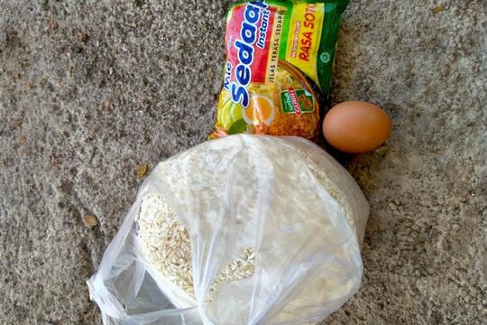 Kesal Dapat Bantuan 1 Telur & Sebungkus Mi Instan,Korban Bencana NTT: Ini Lelucon