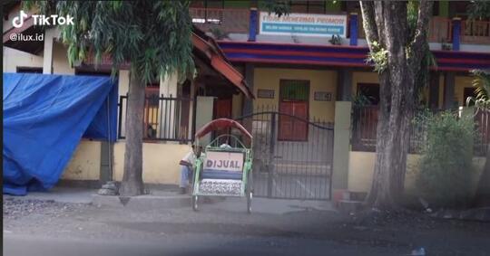 Jual Becak Demi Beli Kado HP untuk Anak, Kisah Bapak Ini Bikin Terenyuh