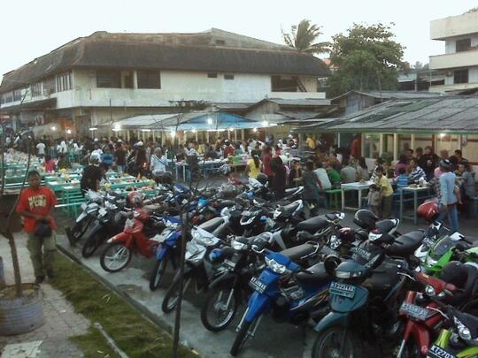 Tradisi Buka Puasa Bersama Di Hari Terakhir Bulan Ramadhan Di Kota Ane.