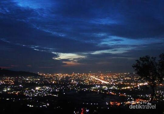 Bukit Nobita, Ngabuburit Sambil Menikmati Indahnya Gemerlap Kota