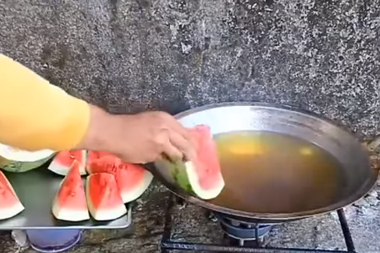 Demi Konten!! Semangkapun Di Goreng, Hasilnya Minyak Meletup Kaya Lumpur Lapindo