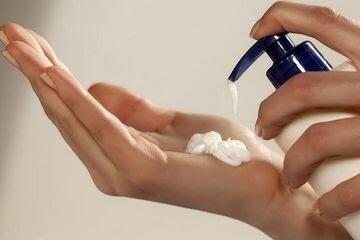 Kulit Kering dan Kasar Karena Pemakaian Hansanitizer? Inilah Tips Mengatasinya!