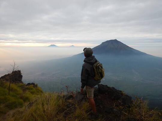 Tips Naik Gunung Sendirian Biar Nyaman