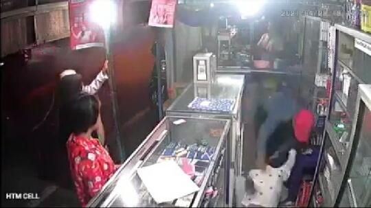 Ngeri, Diduga Cemburu, Pria ini Menganiaya Pacarnya dengan Sadis!