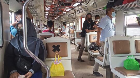 Senangnya Ngabuburit Naik Kereta Api Minangkabau Express Yang Aman