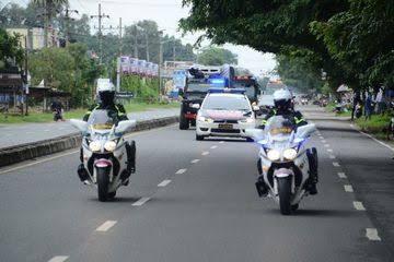 Edan!! Bawa Uang 2,1 Milliar Tak Pakai Pengawalan Polisi, Hanya Ditutup Terpal