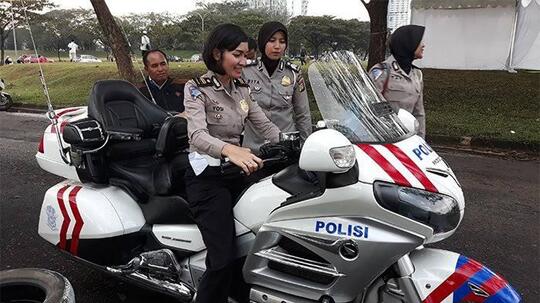 Edan!! Bawa Uang 2,1 Milliar Tak Pakai Pengawalan Polisi, Hanya Ditutup Terpal