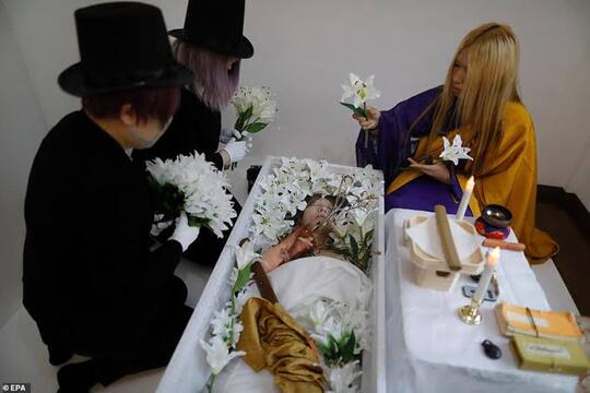 WOW, Ternyata di Jepang Ada Pemakaman Boneka Seks Lho, Tarifnya Mahal Juga