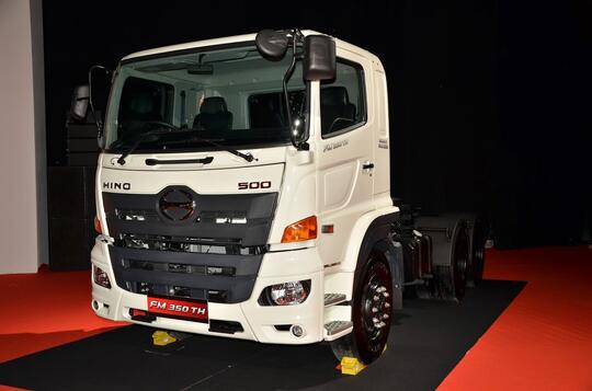Bukan Buat Gaya! Inilah Alasan Mengapa Truk Besar Memiliki Lampu Dengan Posisi Rendah