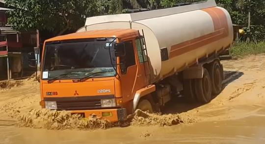 Mengenal Mitsubishi Fuso 220PS, Truk Oranye Legendaris Andalan Untuk Angkutan Barang