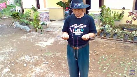 Hoaks Ataukah Fakta, Bapak Ini Mampu Temukan Mata Air Dengan Sebatang Besi
