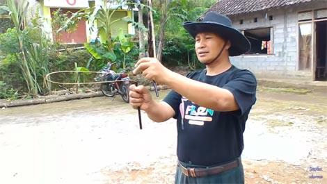 Hoaks Ataukah Fakta, Bapak Ini Mampu Temukan Mata Air Dengan Sebatang Besi